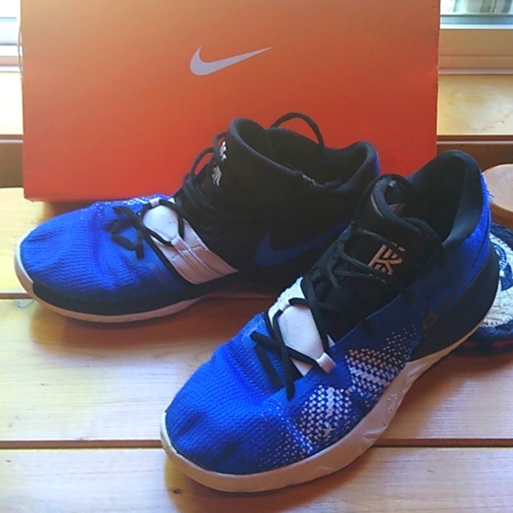 Nike KYRIE FLYTRAP HYPER COLBALT Men's Sz 10, Blue, White and Bla…